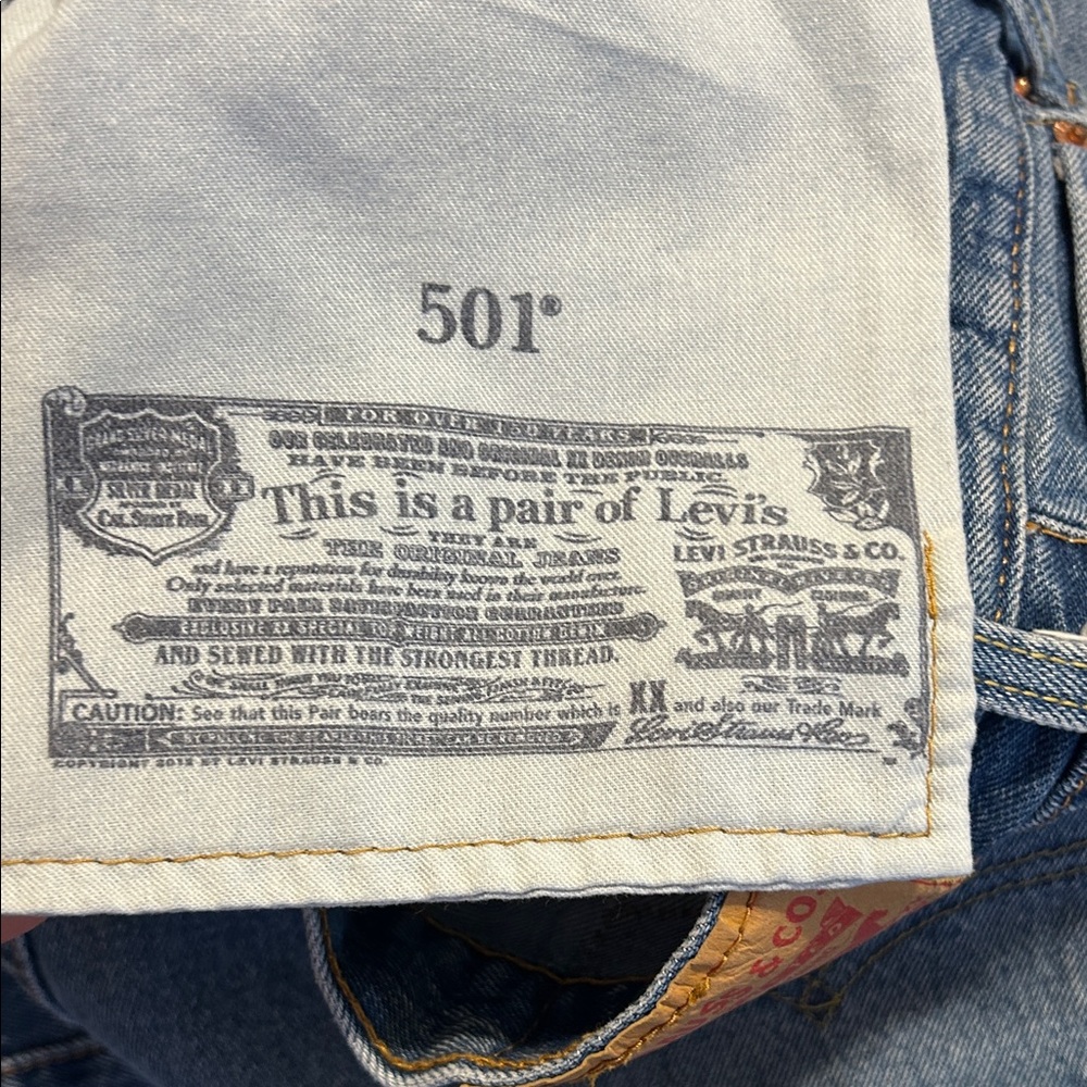 LEVI'S Men's 501 Classic Blue Straight Jeans Button Fly Denim Medium 34 X 34 - Picture 5 of 8